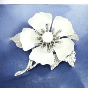 Vintage Sarah Coventry White Enamel/Silver Tone Flower Brooch/Pin